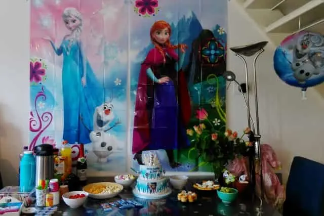 atoom Winderig gesmolten Frozen verjaardag voor kinderen met taart en decoratie- Mamaliefde