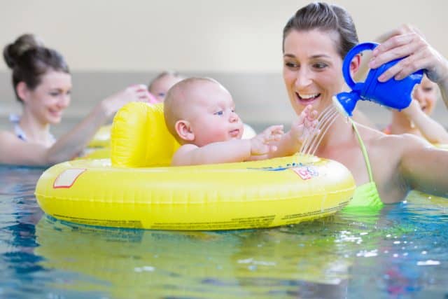 Veilig zwemmen met zwemband baby; Babyfloat, of zwemvleugels wat is het - Mamaliefde.nl