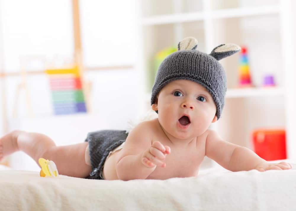Baby 5 maanden; ontwikkeling wat kan een baby en speelgoed activiteiten om bezig te