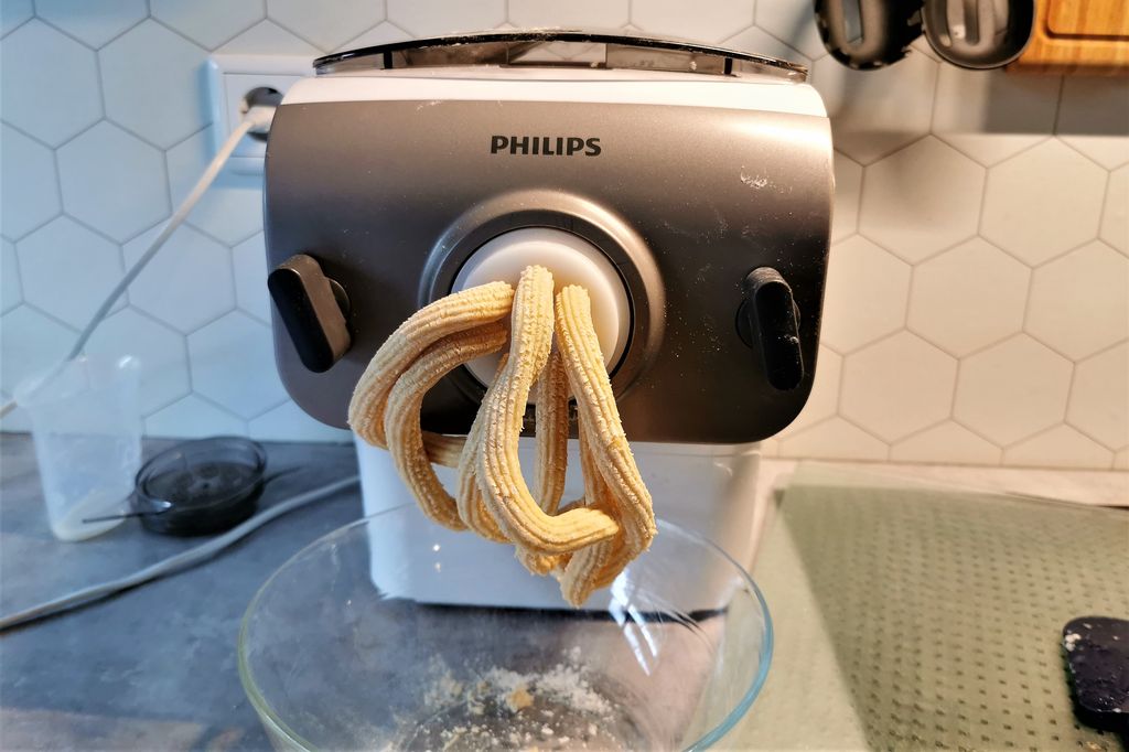 Verrast Ruimteschip telegram Zelf pasta maken met een elektrische pastamaker en recept ovenschotel -  Mamaliefde.nl