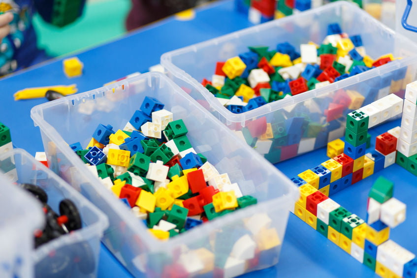 Antecedent ondergeschikt plaag Lego opbergen; 23 tips van sorteren op soort of kleur tot opbergen gebouwde  sets of instructie boekjes bewaren - Mamaliefde.nl