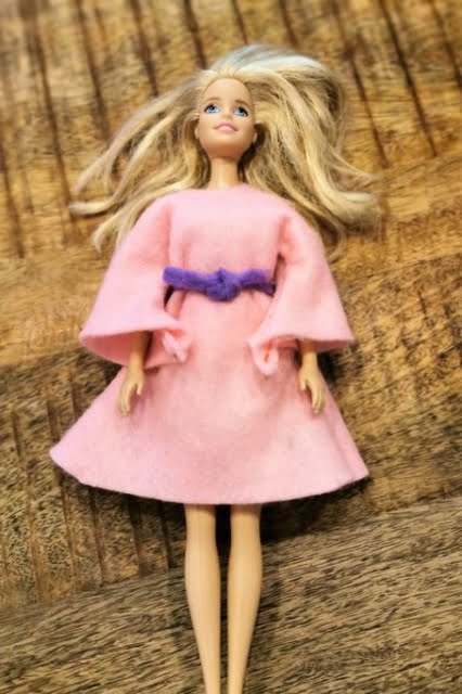 DIY; Zelf Een Barbie Jurk Maken / Naaien Van Vilt Met Kind Mamaliefde.nl